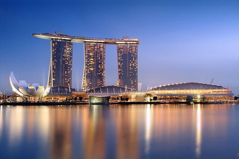 Marina_Bay_Sands_in_the_evening_-_20101120.jpg